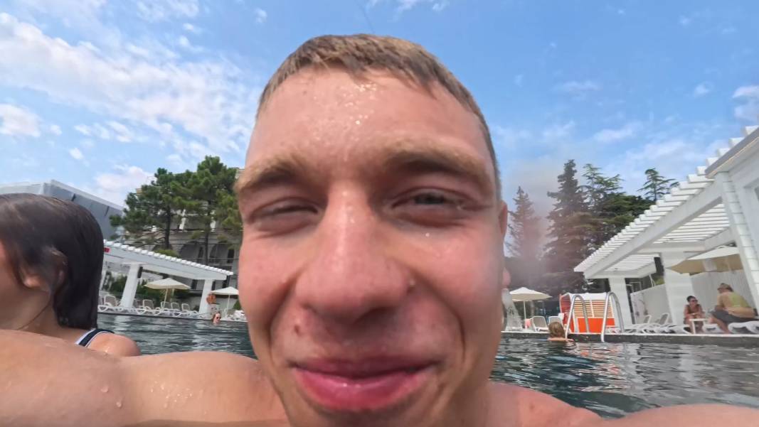 Купаюсь в бассейне премиального отеля) смотреть онлайн