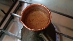 Кофе варится в турке