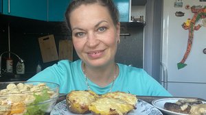 МУКБАНГ ФАРШИРОВАННЫЙ КАРТОФЕЛЬ 🥔 /САЛАТ ЦЕЗАРЬ /ЗАПЕЧЕННЫЕ ГРИБЫ ПОД СЫРОМ/MUKBANG ЕДА ОБЖОР