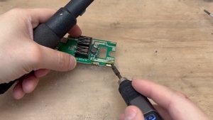 Теперь дешевый оловоотсос удаляет припой с платы за считанные секунды. Хитрая доработка за минуту