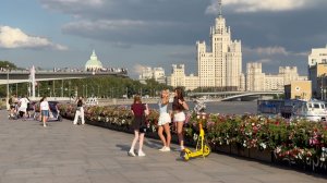 Парк "Зарядье" около Красной площади. Летний день. Москва.