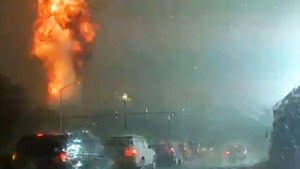 В США молния ударила в трансформатор, вызвав взрыв