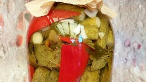 Огурцы солёные со сладким перцем Сладкий перец и пряности отлично поделятся своими ароматами.