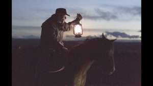 Звук раскачивающегося фонаря или лампы. Скрип металлических соединений