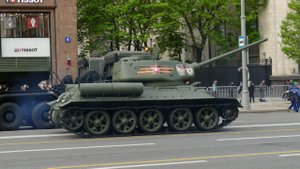 Разгрузка Т-34-85 на репетиции Парада Победы, 4 мая 2023