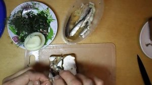 Бутерброд с маринованной килькой. Отличный закусон.