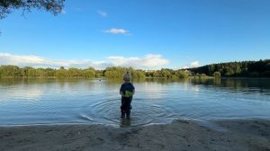 Робби играет на озере 💦