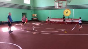 Бег по кругу вдоль фишек