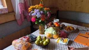 Торт Наполеон из слоёного бездрожжевого, магазинного теста.Крем сметана и варёная сгущёнка.