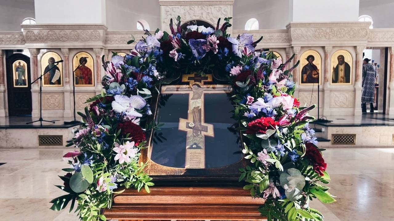 Божественная Литургия. Малое освящение воды. Происхождение Честных Древ Животворящего Креста. смотреть онлайн