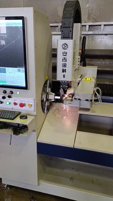 Резка труб на высокоскоростном лазерном труборезе LPC80-B5-CF6000 смотреть онлайн