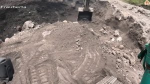 Строительство, экскаватор копает песок