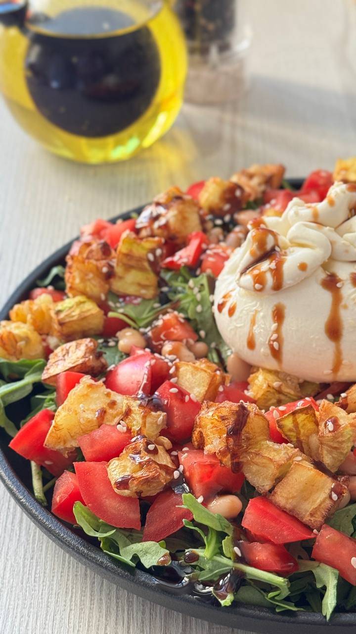 Вкусный летний салат с хрустящим кабачком. Простой рецепт! Сохраняйте!