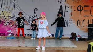 Мила выступает на Арт Фест Маяковский в Смоленске