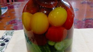 Овощное ассорти из огурцов, помидоров и перца. Просто, вкусно и доступно.