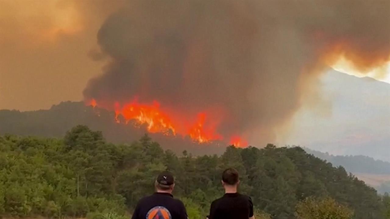 Из-за пожаров в Европе начали эвакуировать туристов