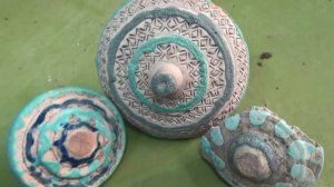 Крышки от штампованных кувшинов с росписью глазурью