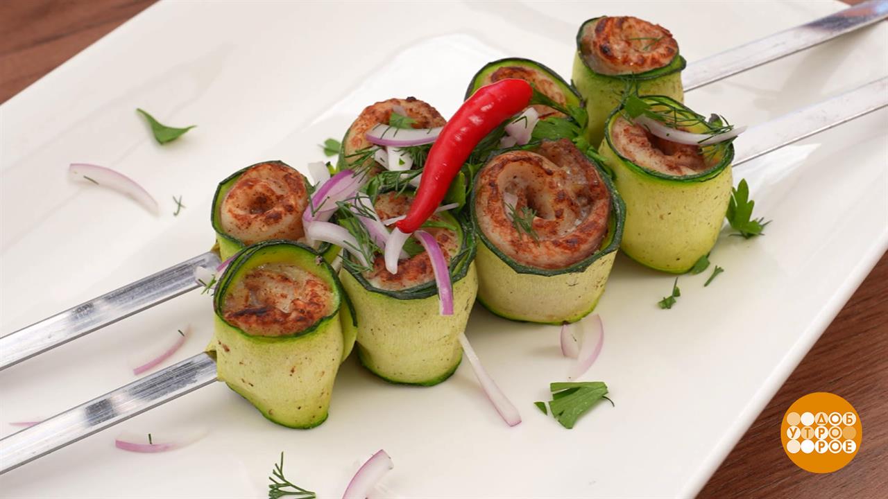 Запекаем рыбу в кабачке на мангале. Доброе утро. Фрагмент выпуска от 14.08.2025
