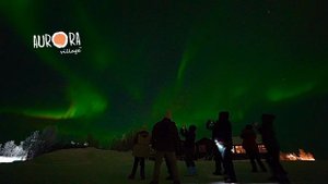 северное сияние в Мурманске отеля Аврора Village на огромном озере на Кольском полуострове