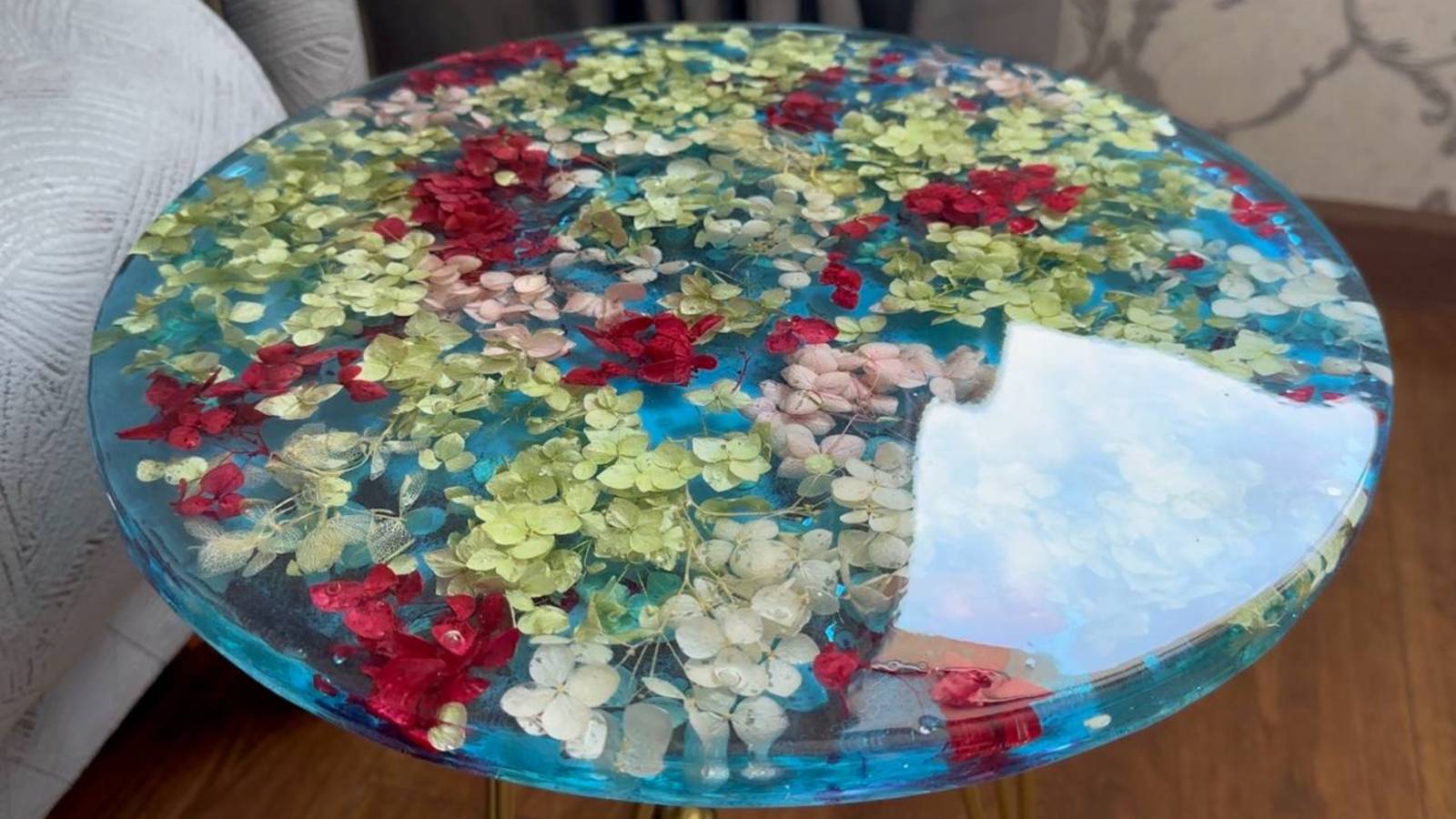 Как сделать стол с цветами в эпоксидной смоле — потрясающий результат! смотреть онлайн