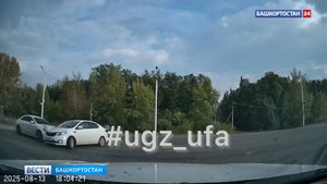 Момент столкновения трех автомобилей на улице Перспективной в Уфе попал на видео
