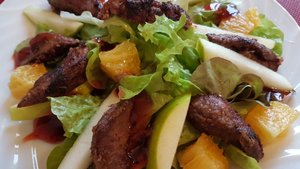 Салат с куриной печенью  и апельсином и яблоком