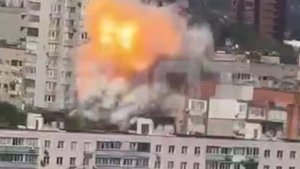 Появилось видео удара БПЛА ВСУ по жилому дому в Ростове-на-Дону.