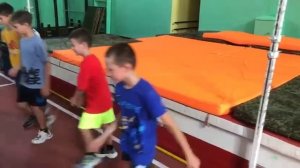 Падение назад на спину на маты