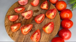 Нарезаю помидоры и через 3 часа наслаждайтесь вкусной закуской. Долго не задерживается на столе