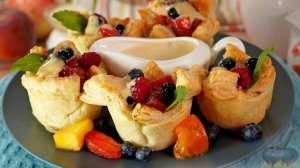 И звучит красиво, и на вкус прекрасно. КОРЗИНОЧКИ С ЯГОДАМИ, ПЕРСИКАМИ И КРЕМОМ САБАЙОН