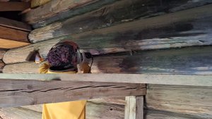 Шлифовка брёвен болгаркой