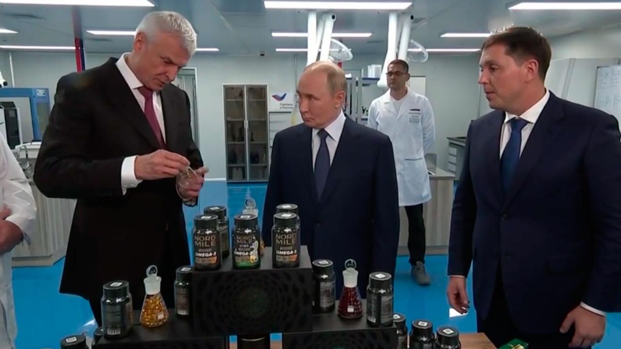 Путину показали рыбий жир на заводе "Омега-Си" в Магадане