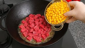 Говядина с залатистами кукурузами, насыщенном аромат вкусно