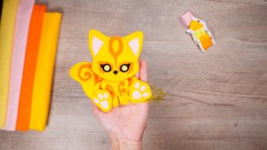 Этапы 3 и 4 — пришивание орнаментов и подушечек лапок / Мастер-класс КИЦУНЭ из фетра своими руками