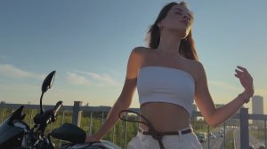 Девушка и индийский мотоцикл TVS APACHE 180