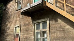 Балкон аварийного дома рухнул вместе с людьми в Красноярском крае