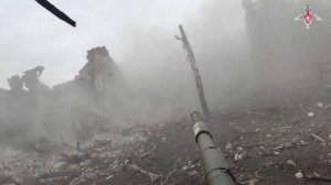 Российский танк Т72БЗМ ведёт бой.