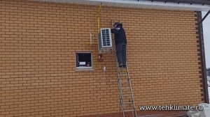 Установка наружного блока кондиционера с помощью электроподъемника