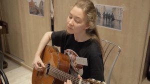 Катя на гитаре