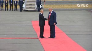 Трамп и Путин пожали друг другу руки перед саммитом на Аляске. Видео