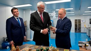 Путин посетил уникальный завод по производству рыбного жира в Магадане