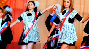 Красивая девушка брюнетка . Вальс на выпускной