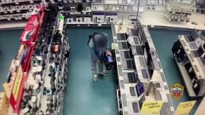 Сотрудники полиции Восточного округа задержали подозреваемого в краже из магазина игровой консоли