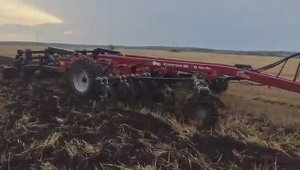 Ecolotiger работает на влажной почве после обильного дождя.