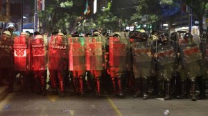 Более 40 полицейских пострадали в ходе протестов в Сербии
