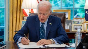 В Белом доме высмеяли Байдена за автоподпись указов