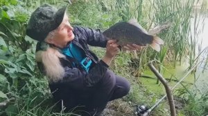 Простая и понятная рыбалка на поплавок. Удочка, прудик, карасики🤗🎣🐟...