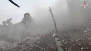 Российский танк Т-72Б3М на Красноармейском направлении наваливает люлей в упор по позиции чубатых😎