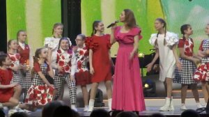 Счастья первому дому, счастья дому второму (исполняют Екатерина Гусева и детский театр Домисолька)