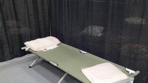 "Как вам номер?" - появились кадры спальных мест для СМИ в спортзале Анкориджа